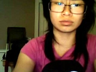 Asijská amatérská přítelkyně předvádí svůj zadek a genitálií na webové kameře