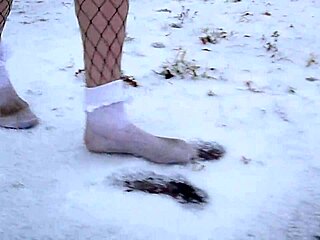 Høye hæler og friserte sokker i et snøfetisj-shoot