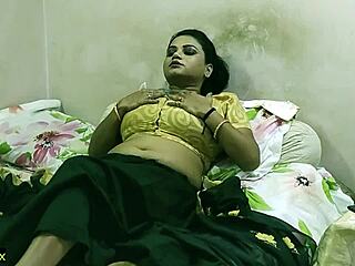 Una ama de casa india disfruta del sexo en un sari con un atractivo chico desi