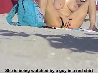 Lana, isteri yang mempamerkan diri, mempamerkan farajnya yang besar dan payudaranya di depan umum di pantai dengan seorang voyeur