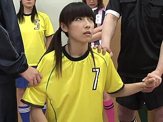 Una adolescente japonesa da dos pollas a su equipo en público