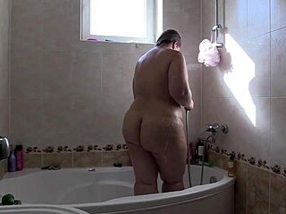 素人の美しい太った女性がシャワーの泡で濡れて荒れ狂う