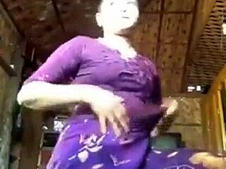 Aunty's solo show with Indian bhabhi in Mms video