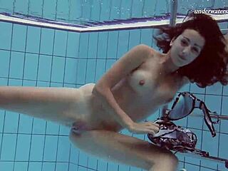 Sima Lastova, en sexet europæisk babe, nyder undervands sjov
