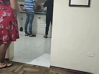 Γυναίκα με μεγάλα βυζιά καβαλάει το πέος του θετού γιου της στην κουζίνα