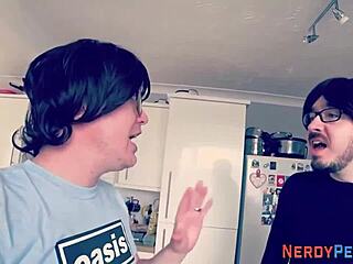 Første gang britisk gir nerd en amatør blowjob i HD