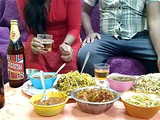Ev yapımı bir videoda tatmin edici bir Hint hizmetçisi yemek yerken sikiliyor