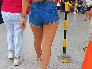 Sexy Short Shorts - Siguiendo in the Streets