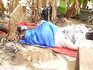 Лепа дебела жена са великим дупетом добија кремапу од црног пениса док се опушта на селу