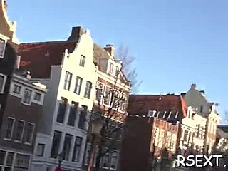 En stygg blondin blir förförd och knullad i Amsterdams redlight-distrikt
