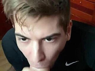 Un video porno gay prezintă un tânăr drăguț care îi face sex oral tatălui prietenului său și este lins