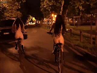 Публична голиња: гола вожња бициклом по улицама града - лутка