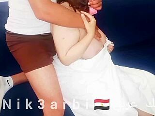 Ramy, una mamma egiziana dilettante, riceve il massaggio dei suoi grandi seni naturali dall'amico di suo figlio