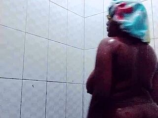 हॉर्नी आबनूस सौंदर्य बेकी बाथरूम में एक गर्म स्नान का आनंद ले रही है