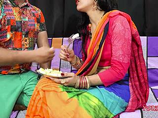 พี่เลี้ยงชาวอินเดียและพี่เลี้ยงสาวมีส่วนร่วมในการพูดคุยที่สกปรกระหว่างการมีเพศสัมพันธ์ทางทวารหนัก