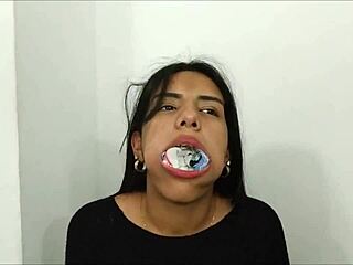 MILF lesbian Latina menutup mata seorang gadis remaja dan membungkam mulutnya dengan pita bening