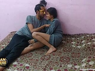 En ophidset indisk teenager slikker og har sex med sin elskers skede mens hun stønner af glæde