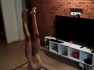Georgias'ın çıplak yoga seansı, içme, işeme ve güzel bir kıç