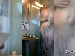 Upphetsad mamma med stor rumpa onanerar i duschen
