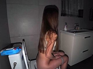 Um casal amador faz sexo anal no banheiro