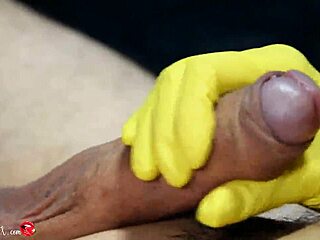 Hjemmelavede skønhedsbehandlinger med fire hænder og latexhandsker