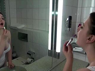 Duitse stiefbroer en stiefzus houden zich bezig met taboe badkamersex
