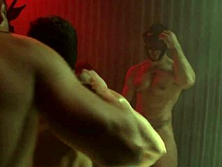 Spencer Fox, un muscoloso uomo gay, si impegna in una sessione di sesso di gruppo con diversi partner