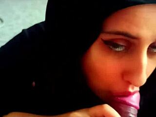 Une femme musulmane arabe obéit et reçoit un soin du visage après avoir été couverte de sperme