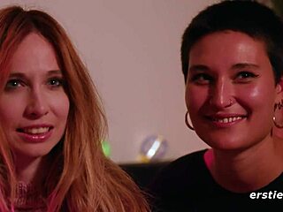 A német amatőr pár játékokkal és nyalással élvezi a leszbikus szexet