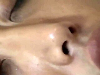 V tomto amatérskom videu je Keitas gay penis potrestaný handjobom a masturbáciou