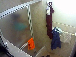 خادمة هواة تستحم في حمام كولومبي