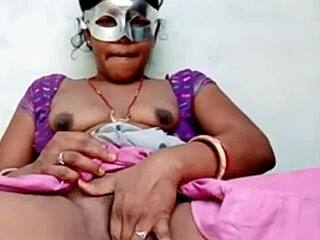 Riktig indisk fru blir maskerad och fingrad i hemlagad video