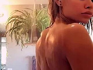 Göğüslü porno yıldızı Jessa Rhodes ile göğüsleri ve duş eğlencesi