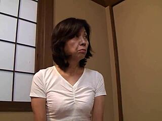 Den asiatiske skjønnheten Hisako Miwa gir en fantastisk blowjob i HD