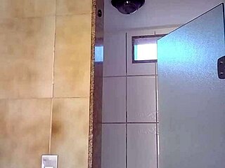 슬림하고 섹시한 아랍 남자가 샤워실에서 사악하게 행동합니다