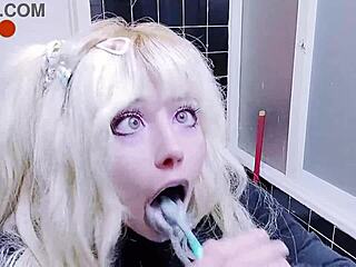 Tonton seorang gadis Jepang yang imut menggunakan sikat gigi dan meludah dalam video Hentai ini