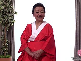 Japon büyükanne Yuko Ogasawara, çekici vücuduna dayanamayan genç bir adama duygusal bir masaj yapıyor