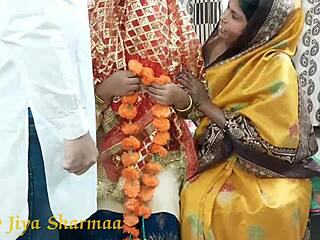 La première nuit de mariage de couples indiens se termine par un trio sauvage avec leur belle-mère