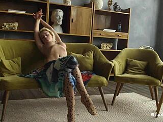 Gymnastka s veľkými prsiami Lara Frost ukazuje svoju flexibilitu v sólovom análnom videu