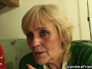 Tynn blond bestemor blir dobbelt penetrert av to unge menn