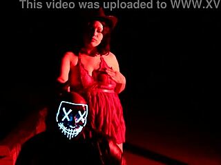 Moker in divji: George Vondoom in Babble the Demon v seksi cosplay videu