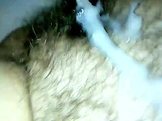 Video casero de parejas amateurs en primer plano de creampie en HD