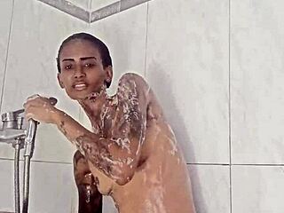 נערת אבני החן נהנית ממקלחת סולו