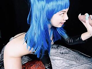 교복을 입은 파란 머리 소녀가 BDSM 비디오에서 느슨한 펠라치오를 제공합니다