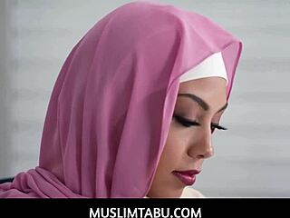 Arabská dievčina Bianca v hidžábe dáva orálny sex a je preniknutá obrovským kohútom