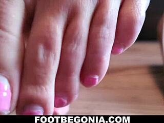 Foot fetish video featuring a milf's high-definition foot worship