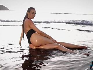 プレイボーイのドイツ人熟女モデル、ジャスミンがビーチストリップを披露!