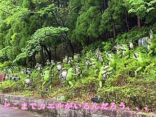 Onsen giapponese nella prefettura di Mitsubishi con una scala in pietra all'aperto