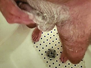 Masturbation sous la douche en solo avec une grosse bite