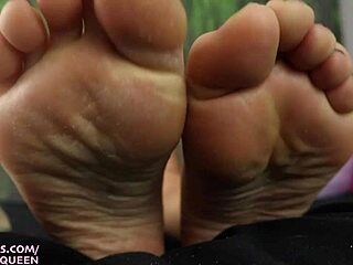 Vidéo de fétichisme des pieds en HD: Adorer les pieds poilus d'une blonde de près